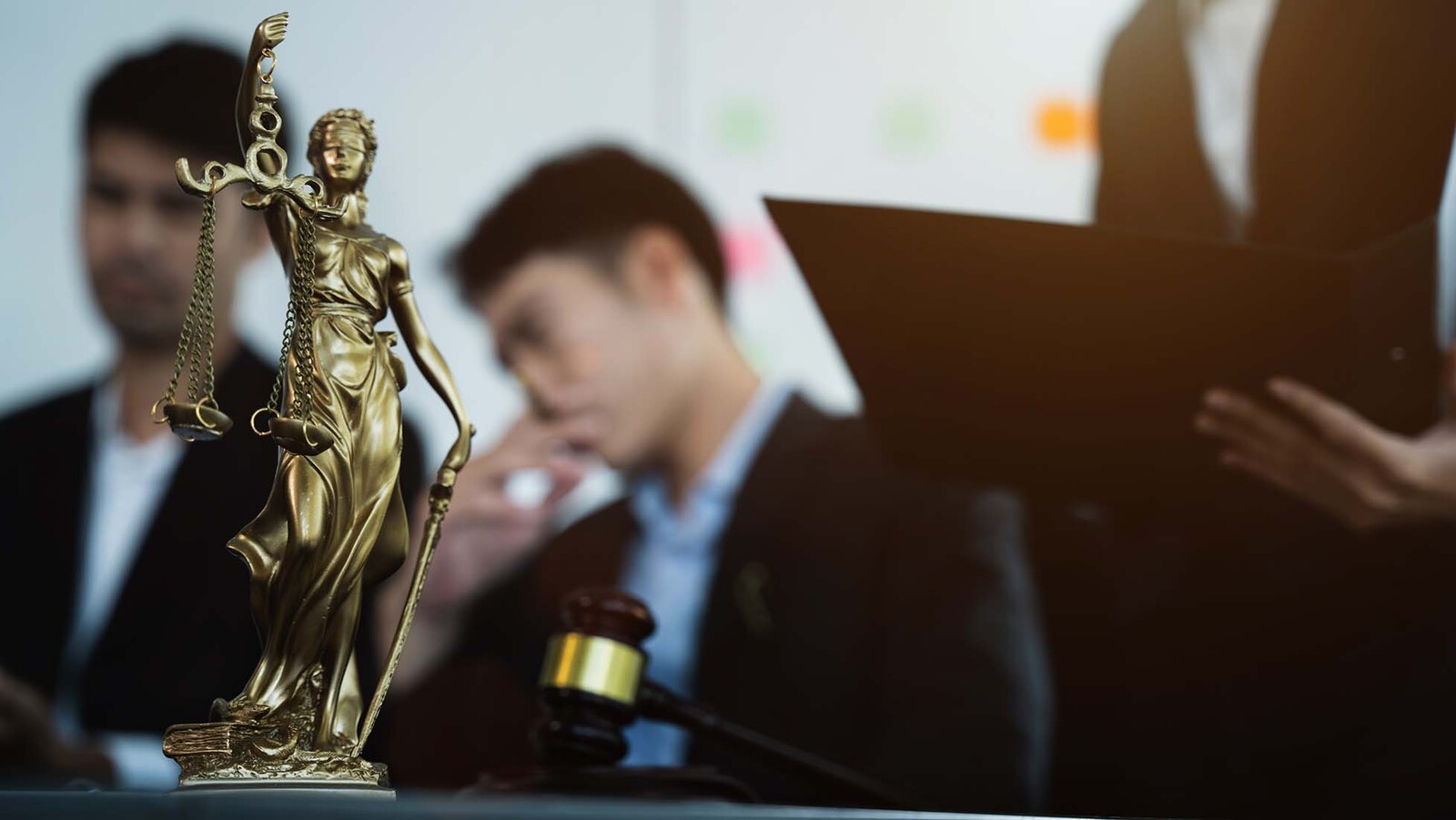 Barrister vs McKenzie Friend: Which Support Is Right for Your Family Court Case?